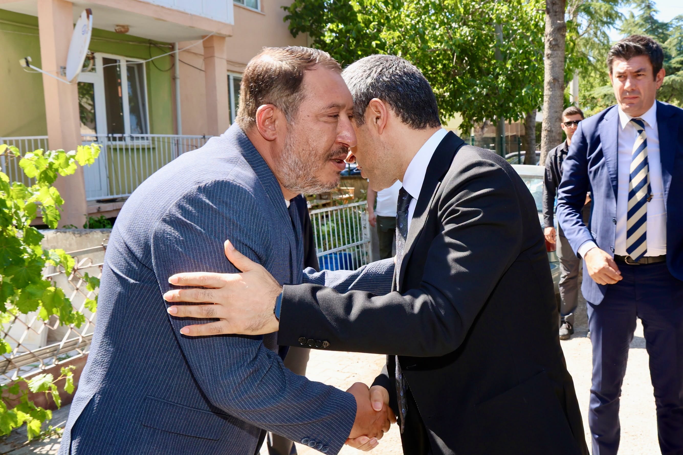 Valimiz Dr. Naci Akta� ve Milletvekilimiz Ali �zkaya�dan Ba�kan Veysel Top�u�ya Taziye Ziyareti