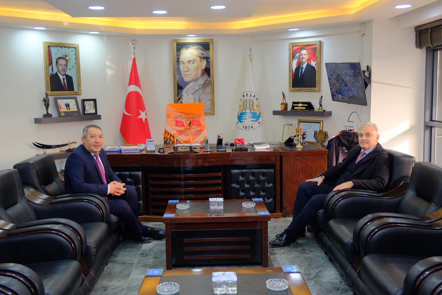 �l�e Emniyet M�d�r�m�z Sava� Kan�dan Belediye Ba�kan�m�z Veysel Top�u�ya Ziyaret