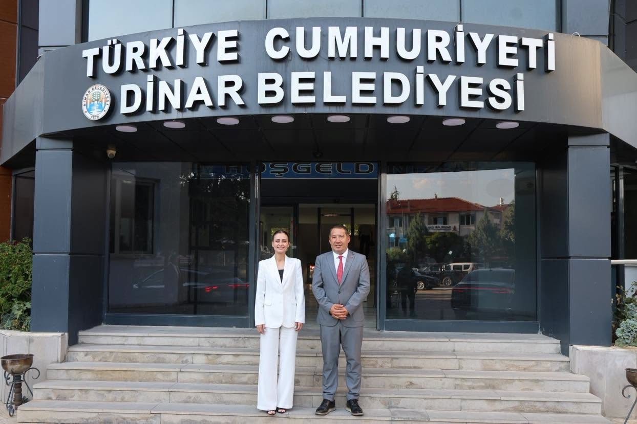 Belediye Ba�kan�m�z Veysel Top�u�yu 35. Alt�n Kiraz Ya�l� Pehlivan G�re�leri�ne Davet ziyareti
